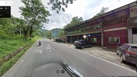 Menurut Kapolres, pemandian dan Xakapa (kafe) hanyut, tinggal Masjid Hidayat yang masih berdiri. Tangakapan Layar Google Maps