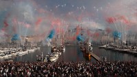 Nyala api tiba di Marseille, sebuah kota pelabuhan di Prancis selatan yang didirikan oleh para pedagang Yunani, setelah perjalanan 12 hari dari Yunani menaiki Belem, sebuah kapal setinggi tiga tiang berusia 128 tahun yang pernah mengangkut gula dari koloni Prancis di Barat. REUTERS/Manon Cruz