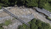 Dampak banjir ini menyebabkan jalan utama yang menghubungkan Padang-Bukittinggi lumpuh total. Sementara beberapa kawasan di Lembah Anai mengalami longsor dan jalan retak. AP/Sutan Malik Kayo