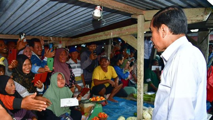 Presiden Jokowi meninjau pasar di Sultra