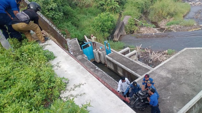 Proses evakuasi sepeda motor yang terjun ke dasar Sungai Pabelan, Kecamatan Mungkid, Kabupaten Magelang.