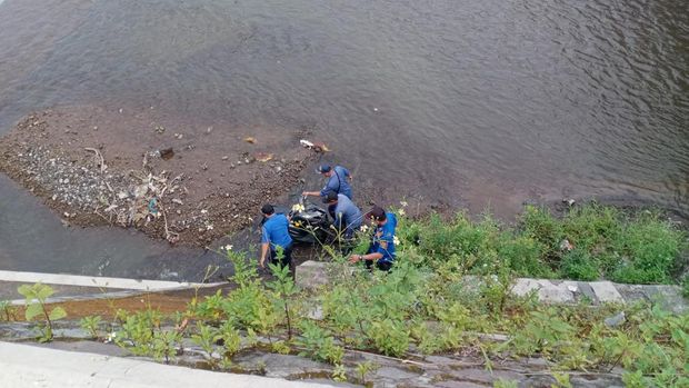 Proses evakuasi sepeda motor yang terjun ke dasar Sungai Pabelan, Kecamatan Mungkid, Kabupaten Magelang.