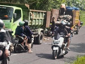 2 Truk Dikerahkan Angkut Gunungan Sampah di Jalan Imogiri-Panggang