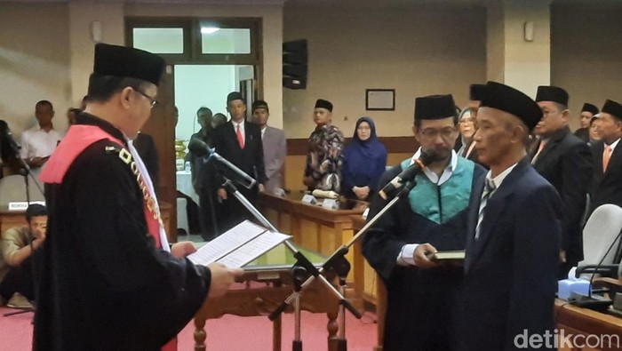 Prosesi pelantikan Muhtarom Asrori menjadi Waket DPRD Kulon Progo, di Ruang Kresna DPRD Kulon Progo, Senin (13/5).