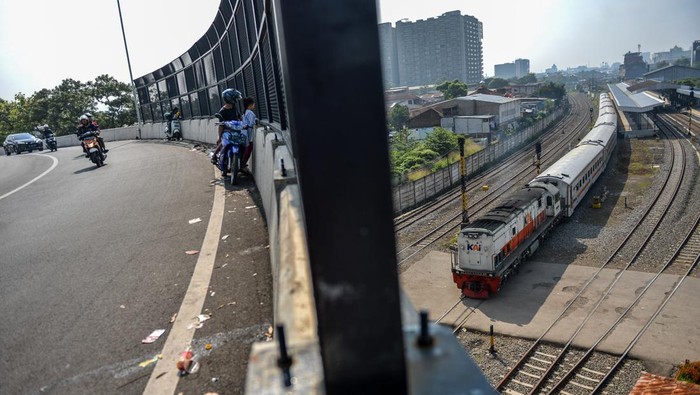 Kereta api pengumpan kereta cepat melintas di bawah Jembatan Layang Ciroyom, Bandung, Jawa Barat, Senin (13/5/2024).Proyek Jembatan Layang Ciroyom yang ditujukan untuk mengurai kemacetan tersebut sudah rampung dikerjakan dan telah dioperasikan meskipun belum diresmikan oleh pemerintah. ANTARA FOTO/Raisan Al Farisi/rwa.