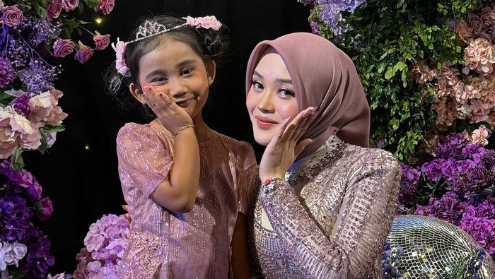 Putri Delina dan Bintang di resepsi pernikahan Rizky Febian dan Mahalini.