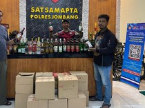 Rumah Pedagang Miras di Jombang Digerebek, Ratusan Botol Diamankan