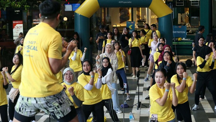 Ratusan warga antusias mengikuti senam bersama saat kegiatan 