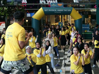 Ratusan Orang Ikuti Senam di Gandaria City