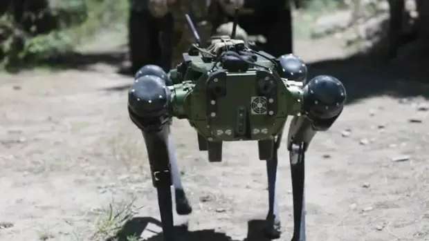 Robot Anjing Dipersenjatai Senapan Mesin