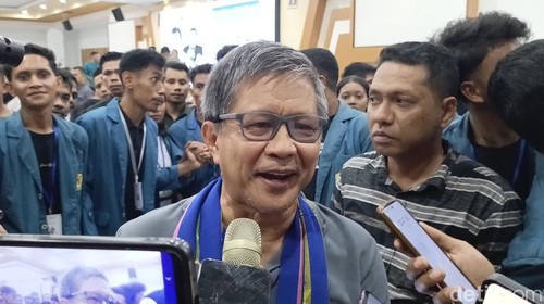 Rocky Gerung seusai menjadi pembicara seminar di Universitas Katolik Widya Mandira (Unwira), Kupang, Nusa Tenggara Timur (NTT), Minggu (12/5/2024). (Foto: Simon Selly/detikBali)