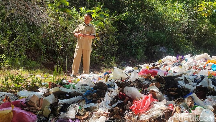 Kondisi sampah ilegal yang dibuang di tengah hutan di Kalurahan Giripurwo, Kapanewon Purwosari, Senin (13/5/2024)