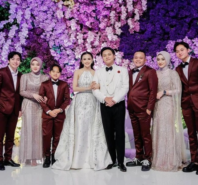 Kompak dengan anggota keluarga yang hadir, Santyka mengenakan pakaian berwarna senada. Ia pun ikut berpose bersama Mahalini dan Rizky Febian, serta anak-anak Sule lain yang juga turut hadir. Foto: Instagram