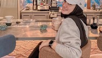 Santyka paling senang memikih kafe sebagai tempat bersantainya. Apalagi ditemani segelas kopi susu sambil beristirahat dari kepenatan aktivitasnya. Foto: Instagram/santykafauziah & Instagram/ferdinan_sule
