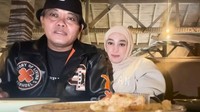 Santyka dan Sule seringkali makan bersama. Sekadar di tempat makan sederhana juga dilakoni kedunya yang tengah kasmaran. Foto: Instagram/santykafauziah & Instagram/ferdinan_sule