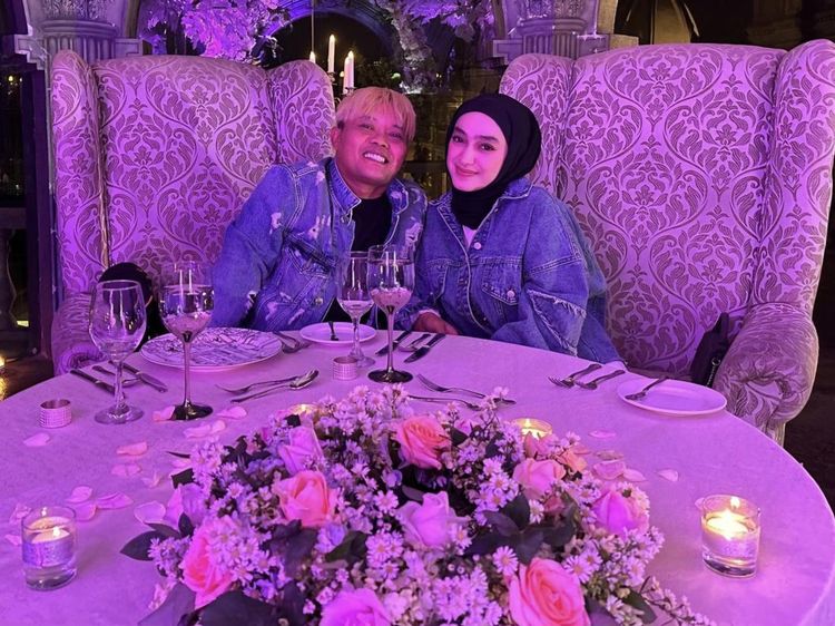 Santyka Fauziah dan Sule Romantis Makan Bareng hingga Suap-suapan