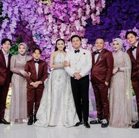 Kompak dengan anggota keluarga yang hadir, Santyka mengenakan pakaian berwarna senada. Ia pun ikut berpose bersama Mahalini dan Rizky Febian, serta anak-anak Sule lain yang juga turut hadir. Foto: Instagram