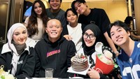Dalam berbagai perayaan penting bersama keluarga Sule, Santyka seringkali dilibatkan. Termasuk ketika merayakan ulang tahun Putri Delina. Foto: Instagram/santykafauziah & Instagram/ferdinan_sule