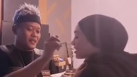 Ketika ulang tahun Sule, Santyka juga hadir memberikan kejutan. Tak disangka ia mendapatkan suapan kue pertama dari kekasihnya. Foto: Instagram/santykafauziah & Instagram/ferdinan_sule