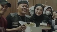 Gaya kocak Sule dengan aksesoris mirip Naruto membuat perayaan terasa meriah. Santyka juga hadir menyesuaikan pakaiannya sambil membawa kue di tangannya. Foto: Instagram/santykafauziah & Instagram/ferdinan_sule