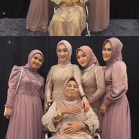 Melihat dari foto-foto yang dibagikan tampaknya Santyka sudah dekat dengan keluarga Sule. Tak hanya berpose bersama anak Sule, Santyka juga tampak berpose dengan ibunda Sule. Foto: Instagram