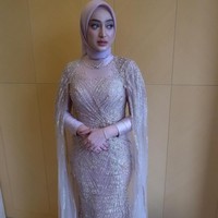 Penampilan dan paras cantik wanita keturunan Arab itu pun tak kalah mencuri atensi. Hadir mengenakan busana bernuansa coklat lengkap dengan hijab, kekasih Sule itu tampil menawan. Penampilannya semakin bikin terpana dengan pulasan makeup simpel. Foto: Instagram
