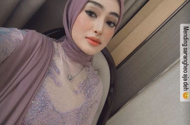 Tak hanya hadir di acara pernikahan Mahalini dan Rizky Febian, Santyka sebelumnya juga terlihat hadir di acara pengajian Rizky Febian jelang pernikahan. Terlihat Santyka setia menemani Sule. Foto: Instagram