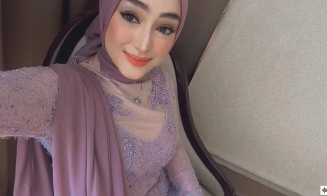 Hubungan Santyka dan Sule sempat mencuri atensi karena terpaut cukup jauh, yaitu sekitar 18 tahun. Lahir pada 18 Februari 1994, saat ini Santyka sendiri berusia 30 tahun. Foto: Instagram