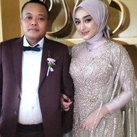 Sosok kekasih baru Sule, Santyka Fauziah berhasil curi atensi kala hadir di resepsi pernikahan Rizky Febian dan Mahalini. Santyka menjadi gandengan Sule kala menghadiri acara pernikahan putranya tersebut pada Jumat (10/5/24). Foto: Instagram