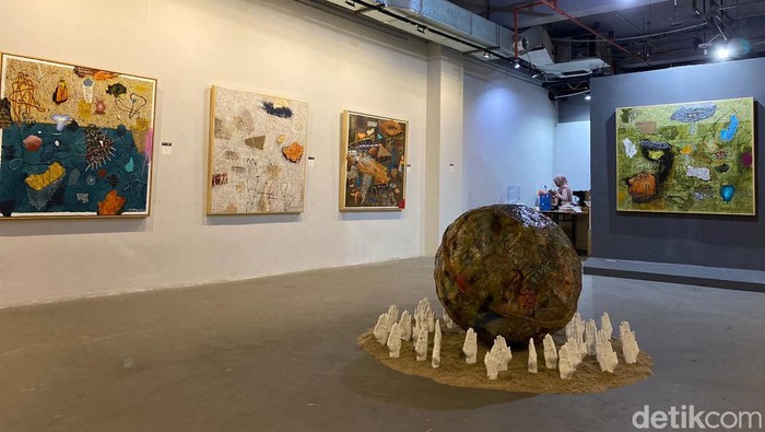 Pameran tunggal karya-karya lukisan abstrak dan instalasi Sri Pramono diselenggarakan di Belleuve Art Space. Pameran ini digelar dalam rangka memeriahkan ‘Hari Bumi’.