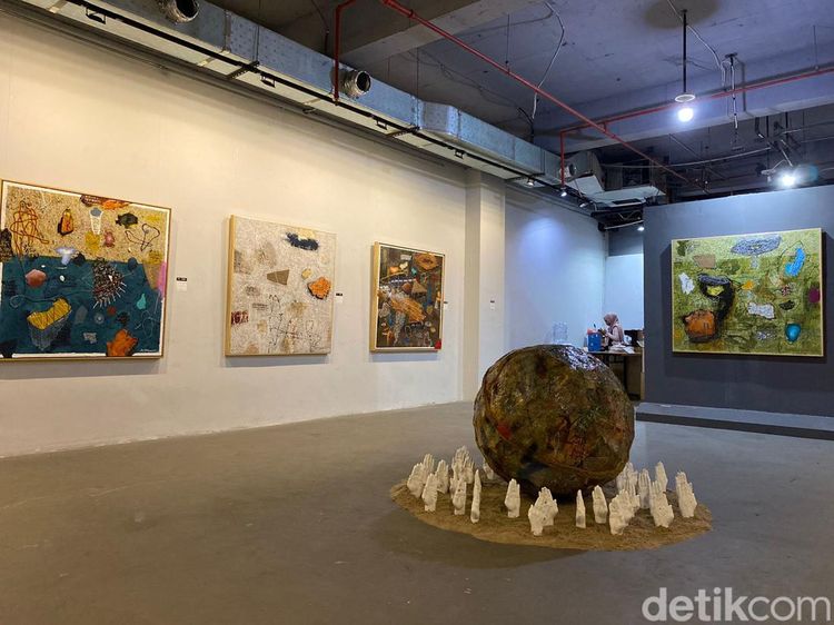 Sayangi Bumi Lewat Karya Lukisan Abstrak