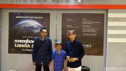 Sayangi Bumi Lewat Karya Lukisan Abstrak