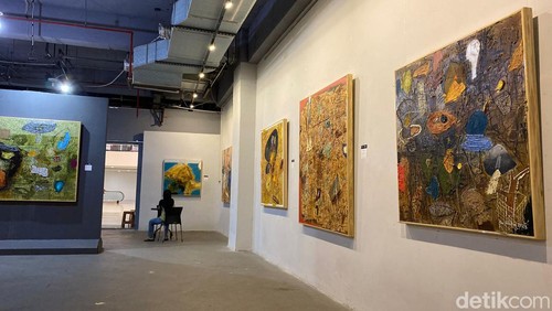 Pameran tunggal karya-karya lukisan abstrak dan instalasi Sri Pramono diselenggarakan di Belleuve Art Space. Pameran ini digelar dalam rangka memeriahkan ‘Hari Bumi’.