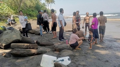 Sejumlah warga turut melakukan penyisiran untuk mencari warga yang terseret arus di Pantai Galuh, tepatnya Desa Pekutatan, Kecamatan Pekutatan, Kabupaten Jembrana, Bali, Senin (13/5/2024). (Foto: Dok. Polsek Pekutatan)