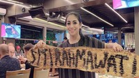 Bahkan ia sampai dibuatkan roti bertuliskan nama lengkapnya oleh chef Burak. Roti tersebut lalu difoto, seperti yang tampak pada foto ini. Foto: Instagram @siti_perk