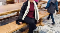 Saat tinggal di Turki, penyanyi dengan nama asli Siti Rahmawati tersebut sering kulineran seru. Seperti momen yang satu ini, ia tampak antusias ketika duduk di restoran. Foto: Instagram @siti_perk