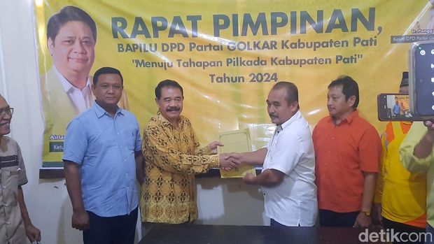 Slamet Warsito saat mendaftar calon Bupati Pati di Kantor Golkar Pati, Senin (13/5/2024).