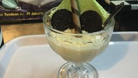 Di Tendean juga ada Es Duren 073 yang punya topping melimpah. Selain durian, semangkuknya bisa dilengkapi juga dengan marshmallow, roti, hingga astor. Harganya mulai dari Rp 18 ribu saja. Foto : Instagram @sopduren073