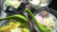 Kenikmatan semangkuk es dengan daging durian yang tebal dan manis bisa dirasakan di Sop Duren Kepo, Tangerang. Semangkuknya juga bisa dilengkapi roti hingga es krim. Foto : Instagram @sopdurenkepo.