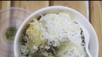 Dengan menggunakan durian asli Medan, Durian si Ucok di Tangerang juga menawarkan menu sop duren loh. Semangkuknya dipenuhi durian, parutan keju, dan tambahan topping lain yang manis dan menyegarkan. Foto : Instagram @duriansiucok.tgr