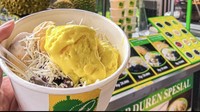 Sop duren spesial dengan cita rasa durian yang khas, ditambah aneka topping kekinian bisa ditemui di De Durenz. Semangkuknya bisa ditambah topping duren biji hingga boba. Lokasinya ada di Aeon Mall Deltamas hingga Summarecon Bekasi. Foto : Instagram @dedurenz_sopdurenspesial