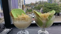Melipir ke Depok, kamu bisa menemukan Sop Durian Margando. Gerai ini banyak penggemarnya karena menawarkan es duren yang terjangkau dan enak. Bisa diberi topping roti hingga keju. Harganya mulai dari Rp 17 ribu. Foto : Google Review / Febrina Gina