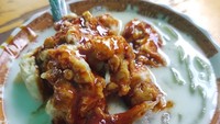 Es Duren Pak Slamet jualannya hanya di gerobakan, tetapi soal rasa dan manis duriannya tidak perlu diragukan. Semangkuk es duren dicampur dengan cendol dan gula merah yang legit. Harganya hanya Rp 15 ribu. Foto : Google Review / Kharisma Dias