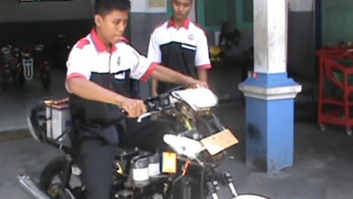SMK Teknologi Balung Jawa Timur ciptakan inovasi motor berbahan bakar air. Begini penjelasannya.