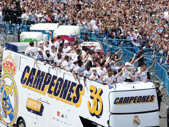 Soccer Football - LaLiga - Real Madrid Celebrate Winning LaLiga - Cibeles Fountain, Madrid, Spain - May 12, 2024
Real Madrid fans display their scarves during the celebration REUTERS/Ana Beltran