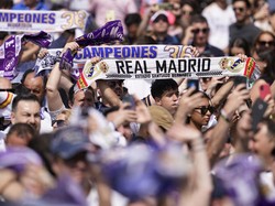 Ribuan penggemar Real Madrid memadati Plaza de Cibeles dengan air mancur yang menjadi simbol ikonik Ibu Kota Spanyol itu.