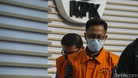 Ketiga tersangka dijerat dengan Pasal 2 ayat 1 atau Pasal 3 UU Pemberantasan Korupsi juncto pasal 55 ayat 1 ke-1 KUHP.