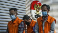Ini tampang 3 tersangka kasus dugaan korupsi terkait pengadaan lahan perkebunan tebu di PT Perkebunan Nusantara (PTPN) XI. Ketiga tersangka langsung ditahan.