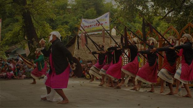 Tari Tandang Mendet dari Lombok, NTB. (dok. jadesta.kemenparekraf.go.id)
