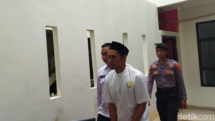 Terdakwa Pemburu Badak Jawa Sunendi di Pengadilan Negeri (PN) Pandeglang (Aris Rivaldo/detikcom).